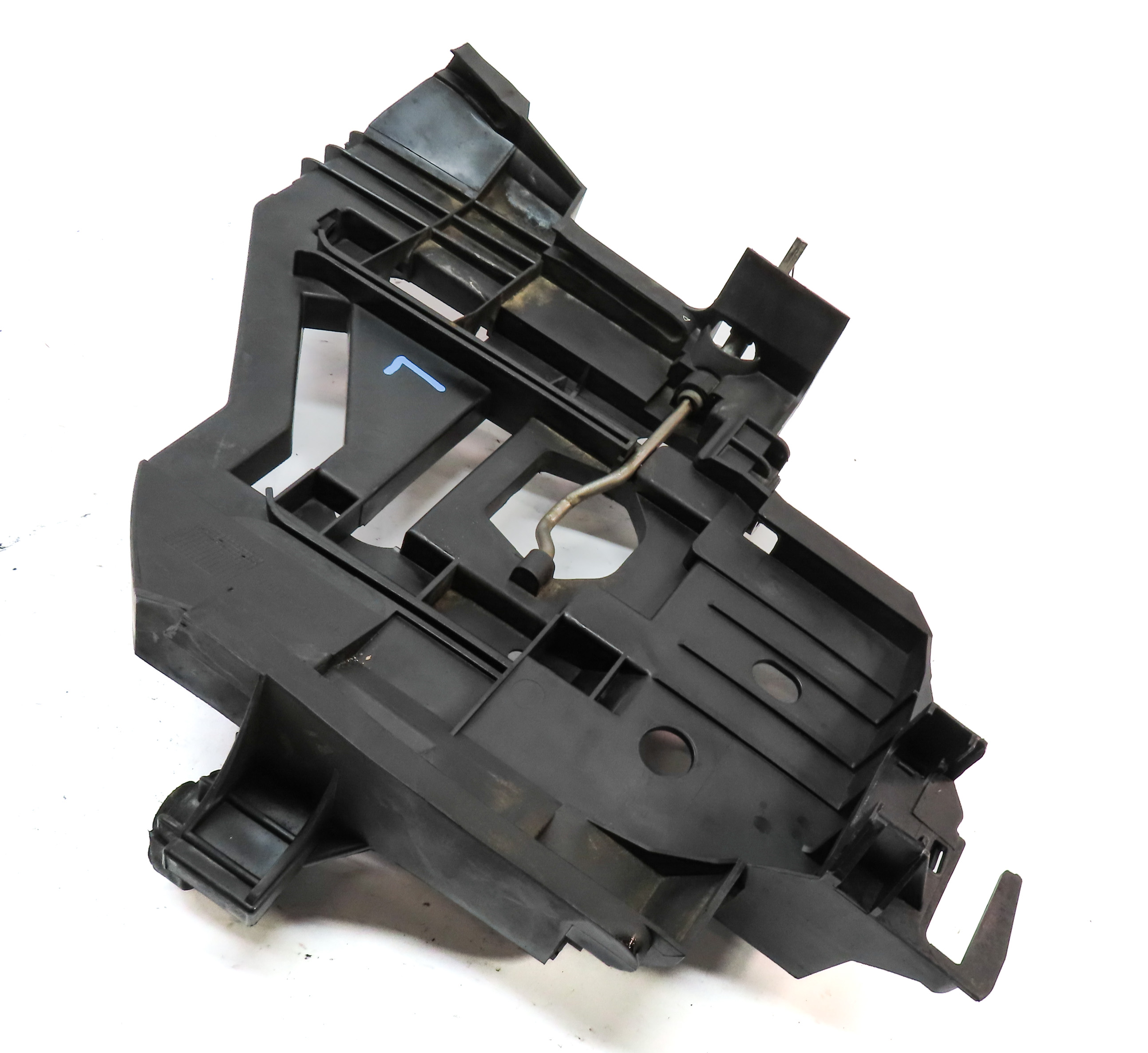 2004 PORSCHE CAYENNE (955) FRONT LEFT DRIVER HEADLIGHT LAMP MOUNT BRACKET — exact item pictured